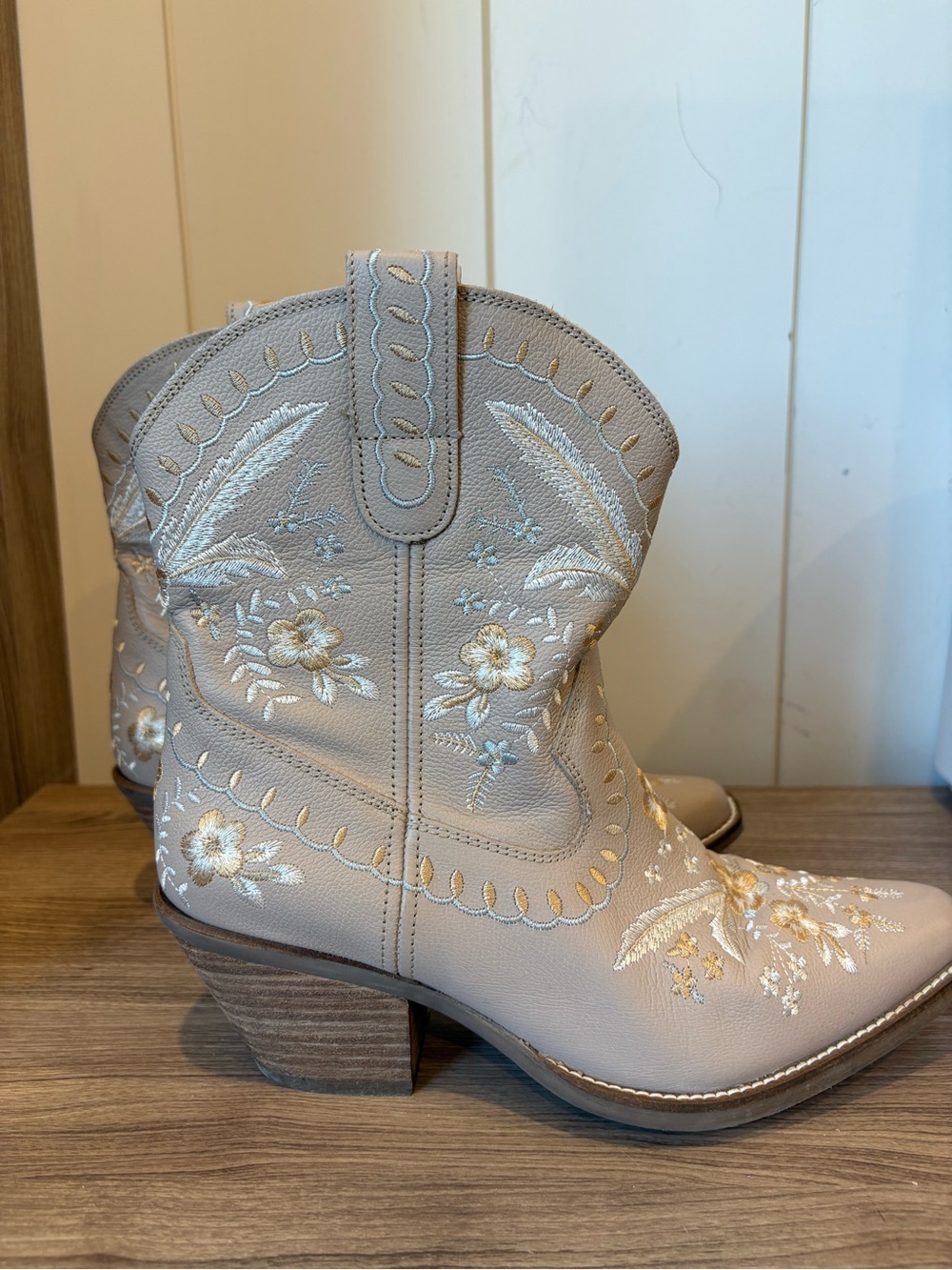 Dingo Primrose Western Booties, snip toe Embroidered Beige and Gold - Picture 6 of 11